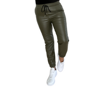 Load image into Gallery viewer, Pranzo - Vegan Leather plain Jogger - Chocolate
